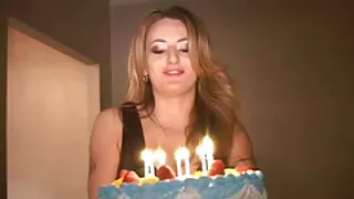 Vibrator සමග pussy හා දැඩි ශිෂේණය ඍජු යටතේ ගුදය වෙනුවට