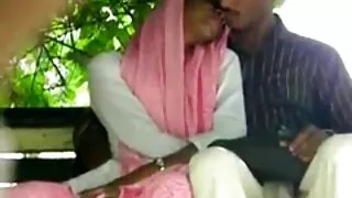 රතු පැහැති හිසකෙස් ඇති 18 හැවිරිදි බැල්ලිට ගුද මාර්ග සංසර්ගය