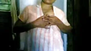 කුඩා පියයුරු සහිත තරුණ රුසියානු පාසල් දැරියක් පස්ස දෙකක් කුකුළා