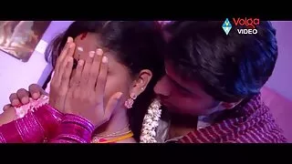 මුදල් සඳහා ලස්සන brunette කැලේ දී හා මගුලකට වූ