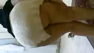මේස් දී පරිණත කාන්තාව බිග් තන පුඩු මත බීජ විය