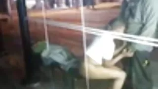 දූෂිත brunette දී මේස් තවත් මිනිහා සමග අපිරිසිදු මගුල සංවිධානය