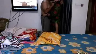 කණ්නාඩි මත ඉරාගෙන කලිසම් සහ සියලු පුරා කෙළ