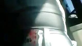 විශාල කිරි සමග අම්මා තටාකය මේසය මත යටත්